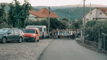 Participantes de la acampada Barroso sin Minas, en Covas do Barroso, Portugal, se manifiestan por las calles de la aldea con una pancarta en la que se lee "Barroso vive y resiste"