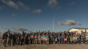 Foto de grupo tras un taller de extractivismos organizado por la Asamblea en Defensa del Agua y el Territorio de Wawel Niyeo y la Coordinadora del Parlamento Mapuche Tehuelche en el CET N° 26, en Wawel Niyeo/Ing. Jacobacci