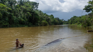 Niño se baña en el río Caquetá, en Colombia, del cual preocupa que está contaminado con mercurio