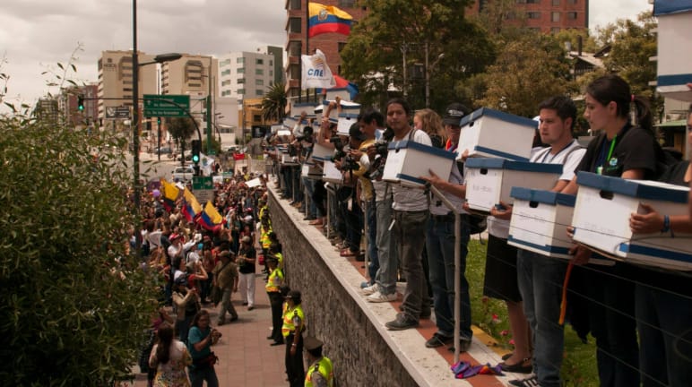 Un numeroso grupo de Jóvenes ante la Comisión Nacional Electoral del Ecuador en Quito, en 2014, para la entrega de 757000 firmas a favor de una consulta ciudadana por el Parque Nacional Yasuní