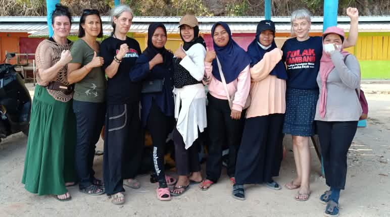 Activistas de Salva la Selva visitando a las mujeres de Torobulu Mujeres de Torobulu junto a mujeres de Salva la Selva y de la red Sí a la Vida No a la Minería (Yes to Life No to Mining YLNM)