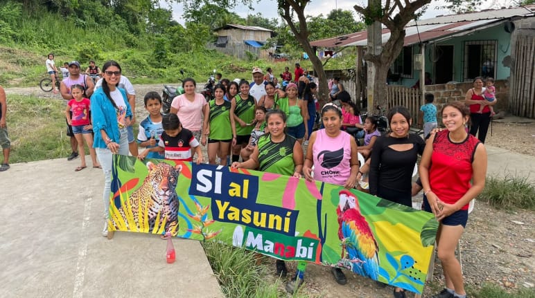 En Chone, Manabí, Ecuador, grupo de personas haciendo campaña por el Sí al Yasuní en la consulta popular del 20 de Agosto 2023