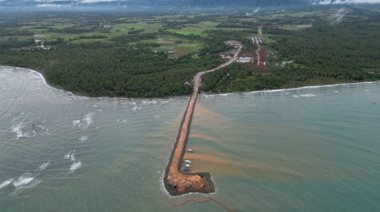 Un embarcadero parte desde la mina de níquel en la selva tropical hasta el mar. Vista aérea