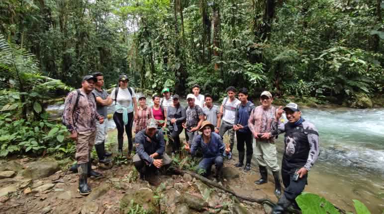 Formación de guardabosques En el Bosque Protector Los Cedros, un grupo de personas en formación para ser guardaboques