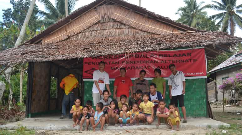 Los niños de Lauje aprenden a leer, escribir, matemáticas y reciben educación ambiental Niños delante de una escuela alternativa