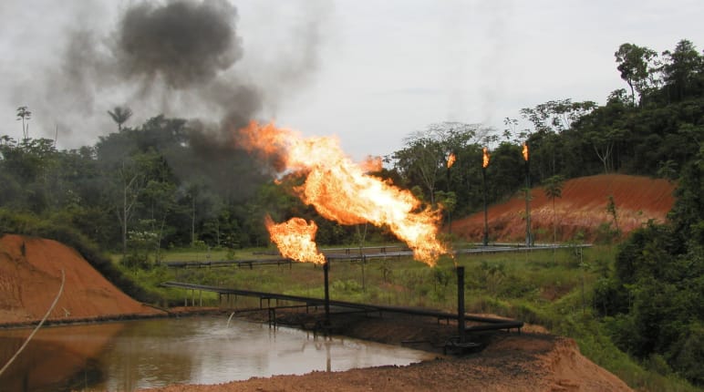 Quema de gas, oleoductos y balsas de petróleo en la selva amazónica del Ecuador