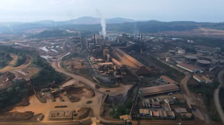 Zona industrial especial de Gunbuster, un desierto tras la deforestación Vista aérea de una gran planta de fundición industrial de níquel