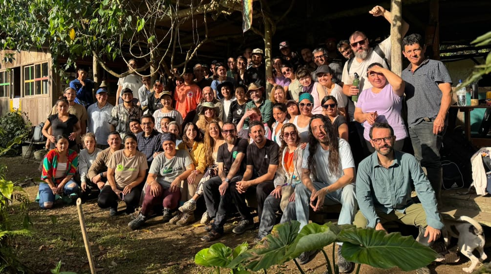 Grupo de personas de visita en la Estación Científica en el Bosque Protector Los Cedros