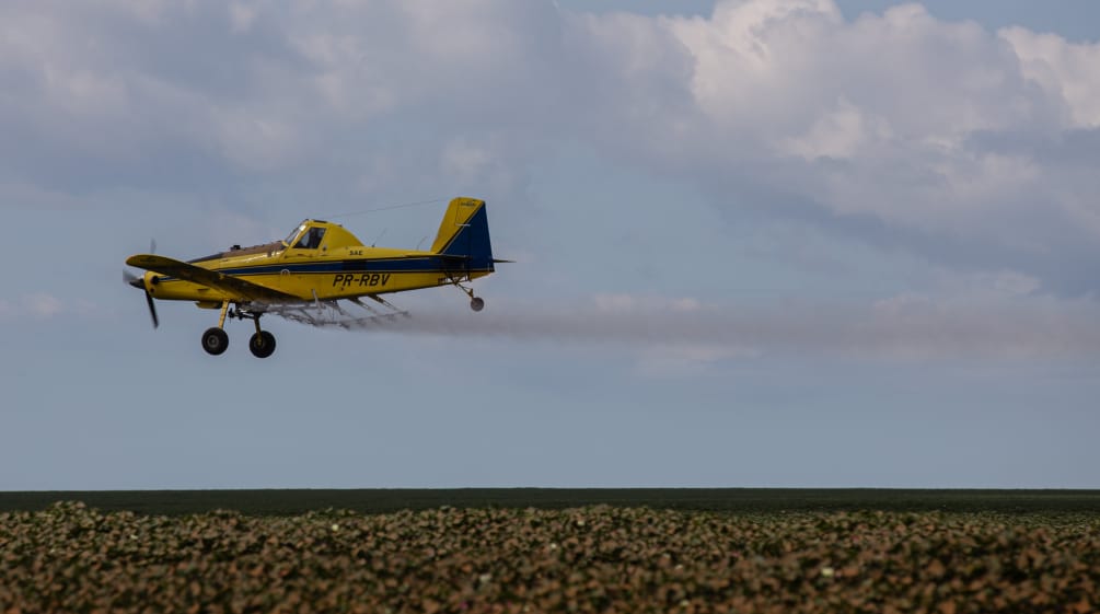 Avión en vuelo fumiga con agrotóxicos en el estado brasileño de Maranhão