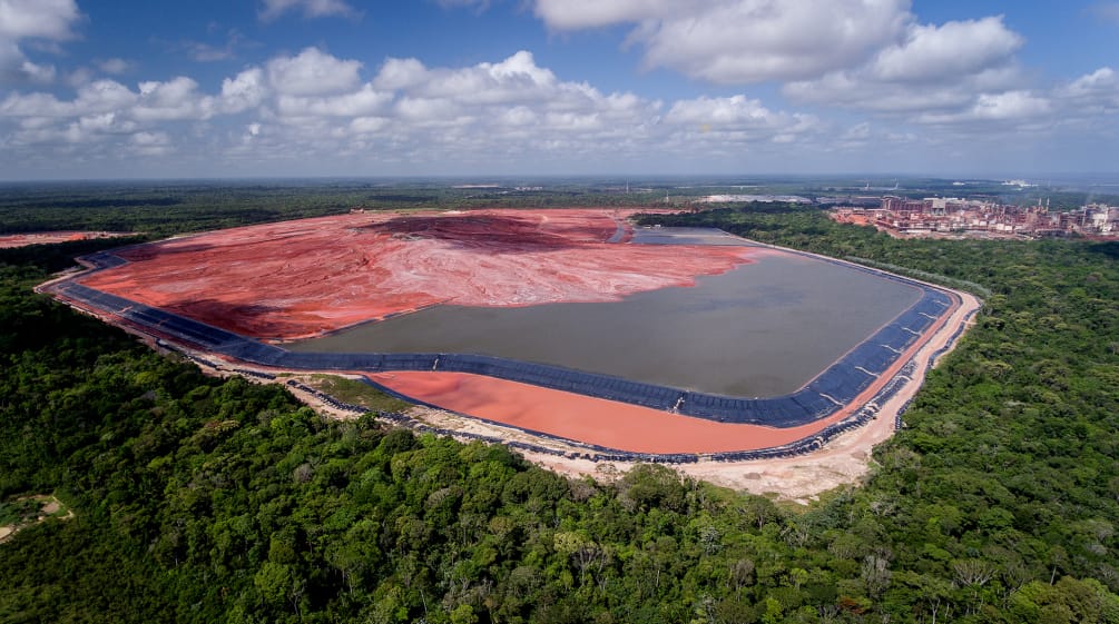 Refinería de bauxita en la Amazonía