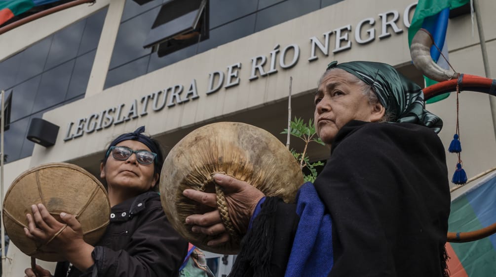 Dos mujeres Mapuche en protesta ante la legislatura (parlamento) de la provincia de Rio Negro, Argentina, contra las modificaciones a la Ley de tierras fiscales, y su uso extractivo, minero e inmobiliario entre otras medidas