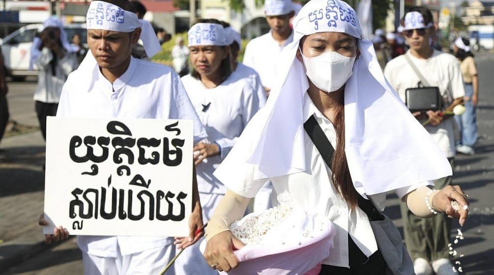 Manifestación de Mother Nature Camboya  , vestidos de blanco