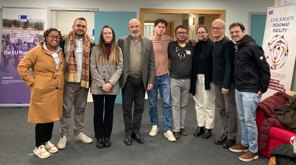 Foto de grupo de 9 personas en las oficinas de la Comisión Europea