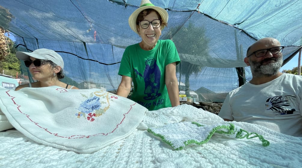 La señora Albina de Covas do Barroso nos muestra algunas de sus obras de ganchillo. Ganchillando se pasaron también las horas de bloqueo de las máquinas mineras.