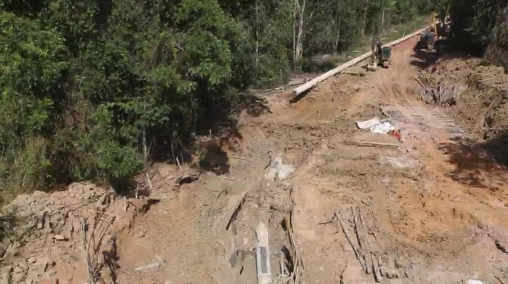 Vista aérea de la deforestación para construir un mineroducto para transporte de bauxita