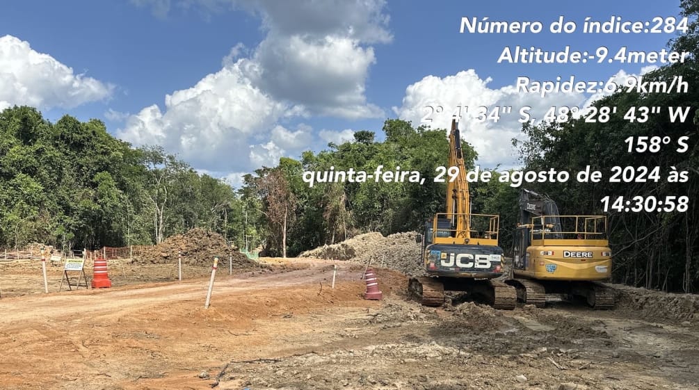 Sitio de la obra de construcción de un mineroducto en la selva amazónica , en el estado de Pará, Brasil