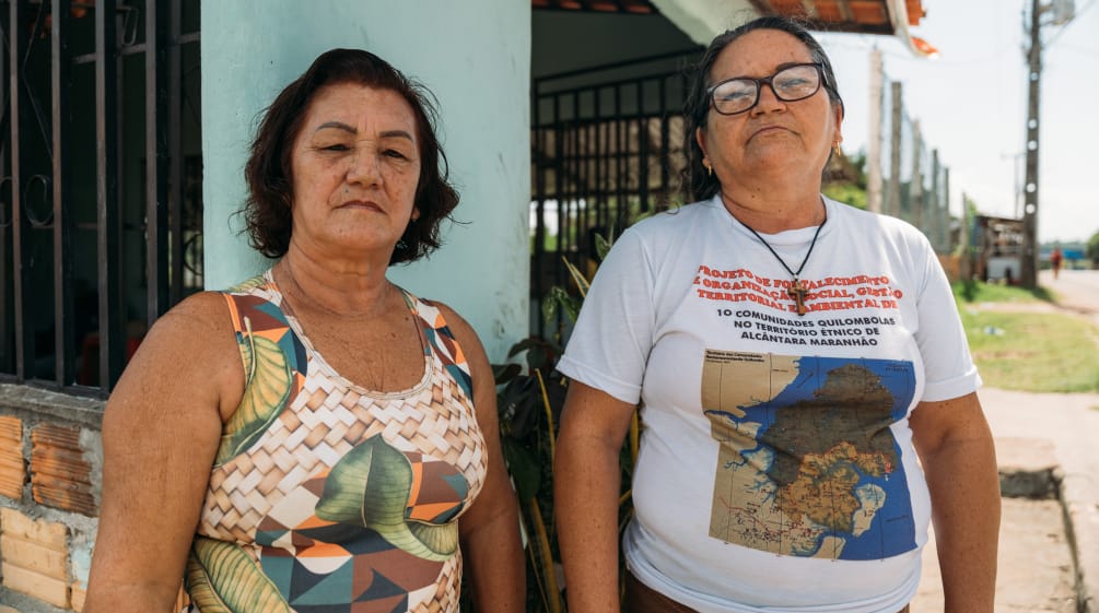 Dos mujeres delante de una casa