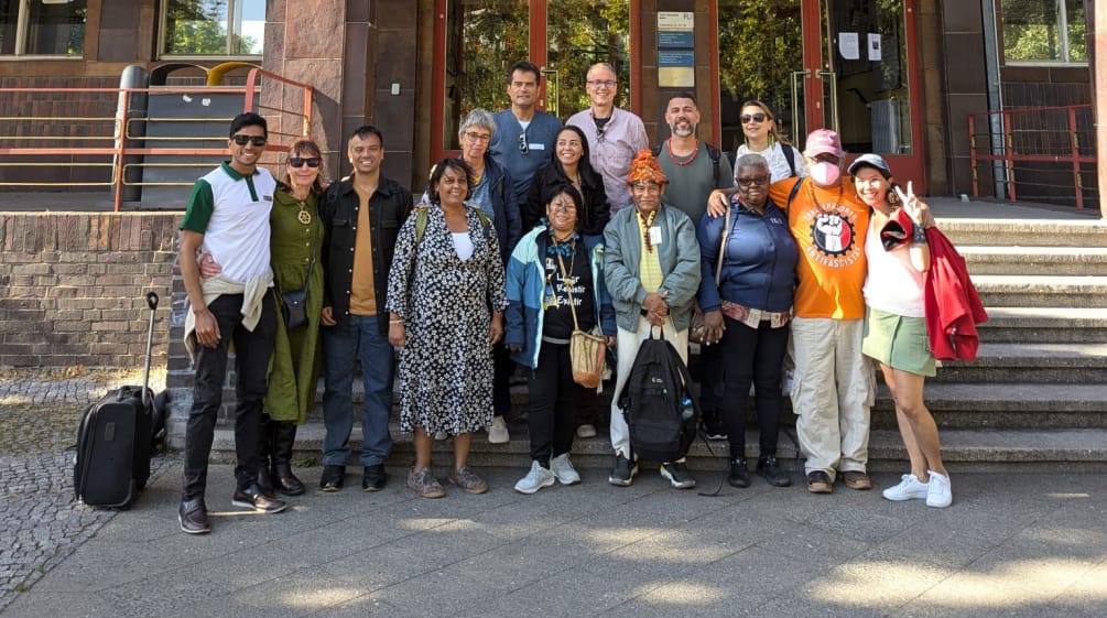 Grupo de visitantes frente al Instituto Latinoamericano de la Universidad Humboldt de Berlín