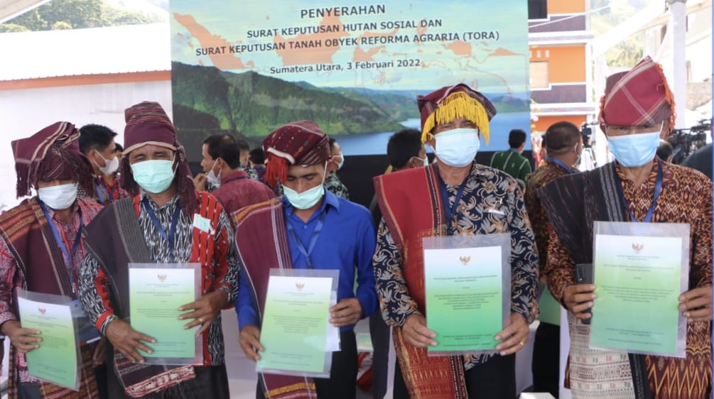 5 hombres con vestimenta Batak muestran certificados de su bosque ancestral