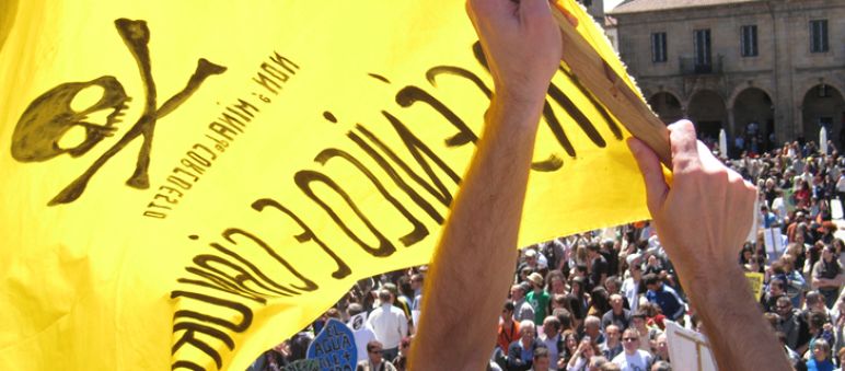 Manifestación masiva en contra de la megaminería el 2 de junio 2013 en Santiago de Compostela