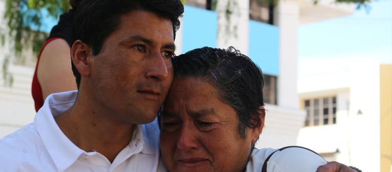 Javier Ramírez con su madre Rosario Piedra tras su puesta en libertad