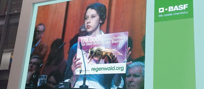 Lea Horak de Salva la Selva en la junta de accionistas de BASF Lea Horak de Salva la Selva entrega la petición para salvar las abejas