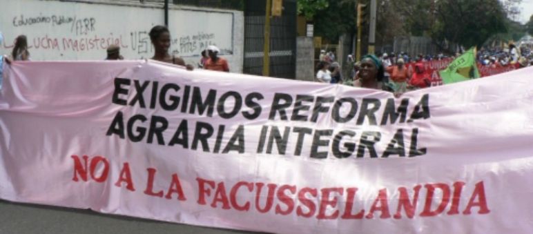 Lucha por la reforma agraria: empresarios deben devolver tierras robadas Protesta campesina en Honduras