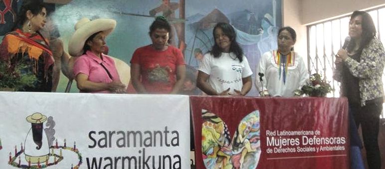 Acto de entrega de las firmas a Máxima Acuña y autoridades en Lima, Perú Integrantes de la Red Lationamericana de Mujeres entregan en Perú firmas de Apoyo a Máxima Acuña