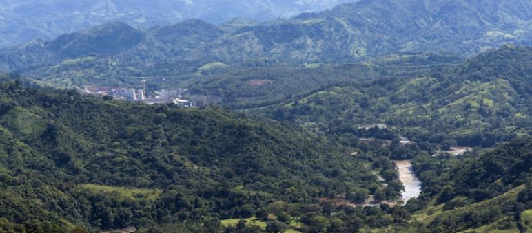 El paisaje del río Tabasará, impactado por la construcción de Barro Blanco (Foto: Campaña Tabasará Libre) Río Tabasará y obra de la hidroeléctrica Barro Blanco