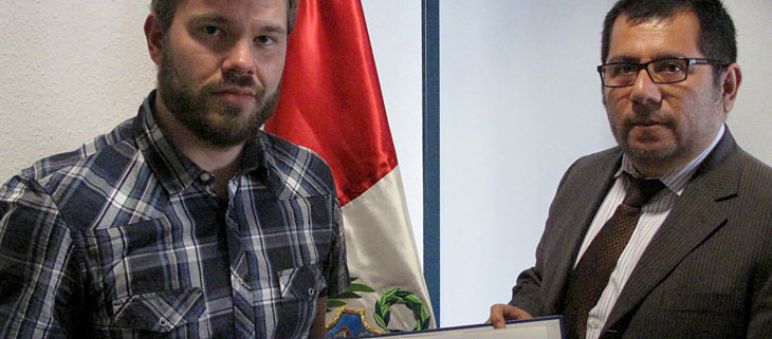 Entrega de las firmas en la embajada peruana