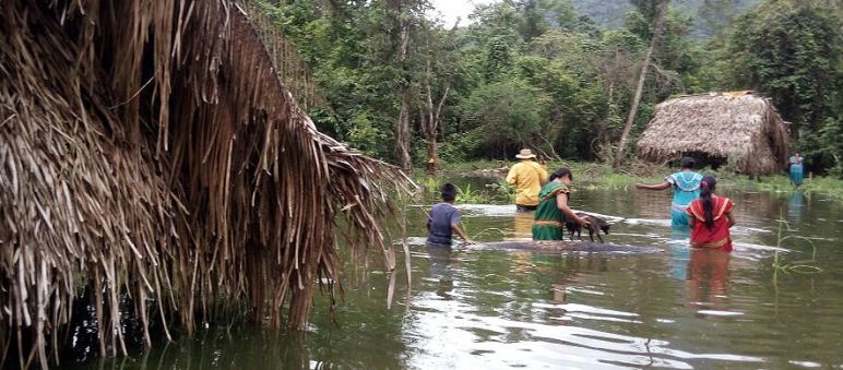 La comunidad de Quebrada Caña ya inundada y el agua sigue creciendo La comunidad de Quebrada Caña ha sido inundada